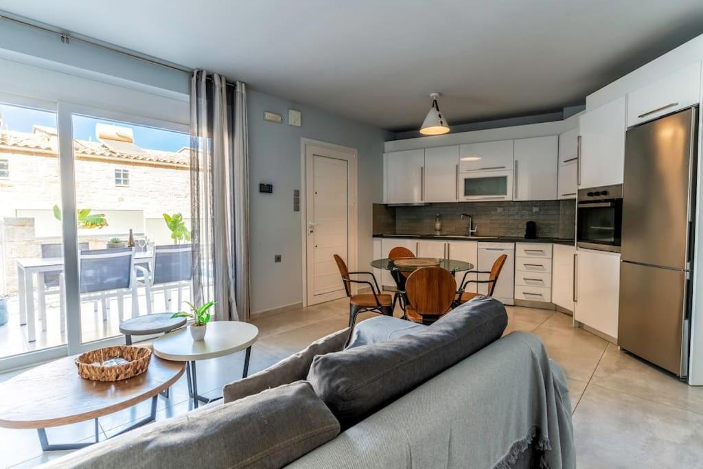 Zefyros Suite , Seafront Retreat ! Pánormos エクステリア 写真